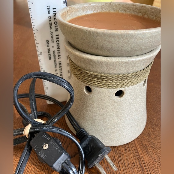 Full size Scentsy Twine wrapped tan warmer w/ switch on/off cord. Perfect cond. - Picture 2 of 6